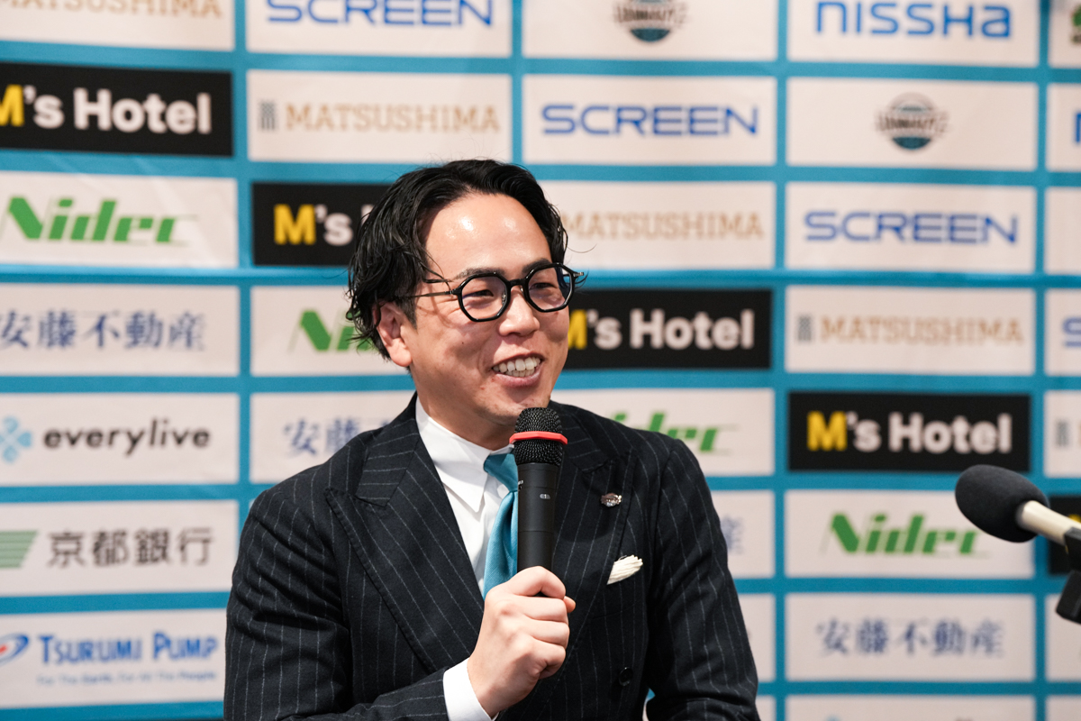 会見で笑顔を見せる松島鴻太社長©Basketball News 2for1