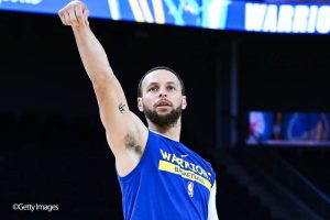 カリーのロゴ＆ハーフコート3連発動画に13万いいね！「ボールに磁石でも付いているの？」と書き込みも