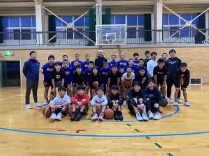 参加者の熱気あふれた拓殖大・池内泰明監督による「ワンハンドシュートスペシャルクリニック」