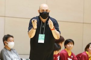 元スペイン代表コーチのモンデーロ氏が再び日本で指揮「チームを作るのは料理を作るようなもの」[Ｗリーグサマーキャンプ]