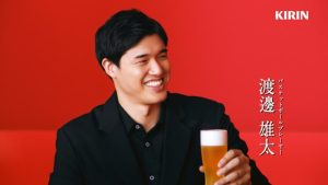 渡邊雄太がタモリ、江口洋介と乾杯！　新TVCMが8/21より公開