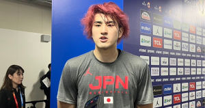 【バスケ日本代表】「ジャパンの赤です」赤髪に変身した“リアル桜木花道”川真田紘也が気合十分　W杯開幕まであと2日