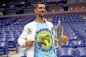 “コービーを称えたかったんだ”ジョコビッチが全米テニス表彰式で驚きのTシャツを披露