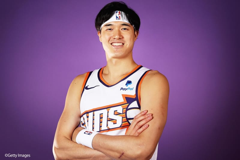 渡邊雄太が背番号18のサンズジャージー姿を披露、NBA6シーズン目に挑む