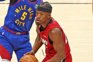 バトラーがまさかの“サラサラヘア姿”を披露「今はエモな気分なんだ」