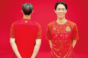 ヒュンメル×名古屋Dで限定点字Tシャツを発表、ディスレクシアの理解促進のため売上の一部を寄付