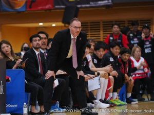 東京八王子ビートレインズのタイラー・ガトリンHCは、勝利を目指し、盛り上げ、チケットも売る熱血指揮官