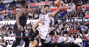 琉球ゴールデンキングスが接戦に強いワケ　チームに浸透する自己犠牲の精神