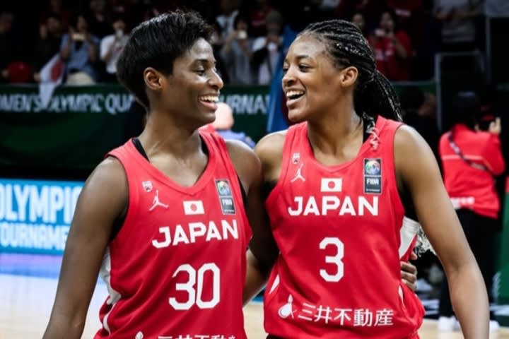 「これが馬瓜姉妹にとってのすべて」――。女子バスケ日本代表のパリ五輪出場決定直後に交わされた胸熱抱擁にFIBA公式も感動。動画投稿に反響続々！