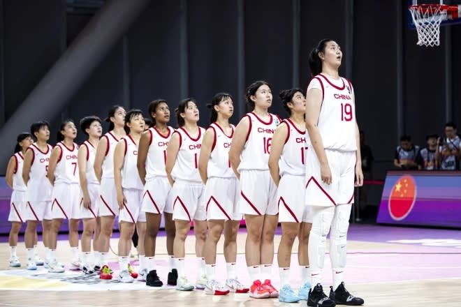 超巨大な中国女子バスケ17歳の“リアルな身長”はいくつ？ 地元メディアからは「228cmだ」「すでにヤオ・ミンより大きい」と衝撃の情報も