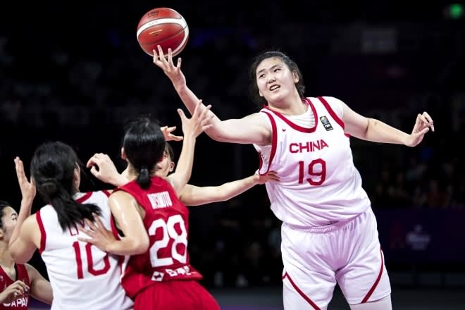 「なぜ223cmまで巨大になったのか？」世界が注目する中国女子バスケ17歳の“謎”に母国メディアが回答！「実はまだ伸びている」と衝撃報告も