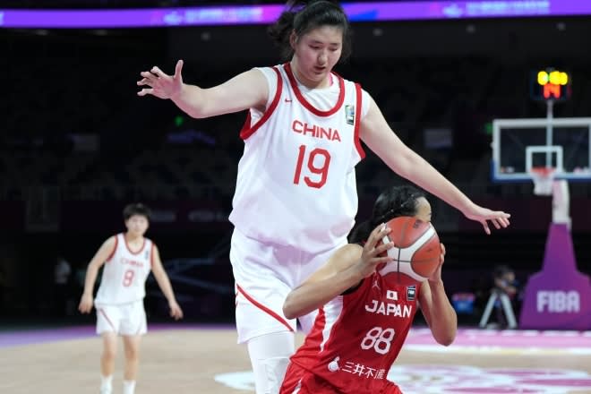 「恐るべき身体能力だ！」223cmの中国女子バスケ17歳が披露したまさかの“過酷な格闘技トレ”にネット衝撃！「うさぎのように素早いぞ」