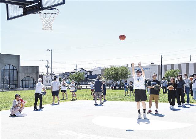 屋外バスケコート完成　上越市下門前・大割公園の一角　お披露目式でシュート