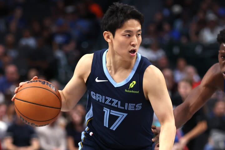 河村勇輝が待望のNBA公式戦デビュー！日本人史上４人目の快挙、敵地ロケッツ戦の第４クォーター残り３分に登場し初アシストを記録＜DUNKSHOOT＞