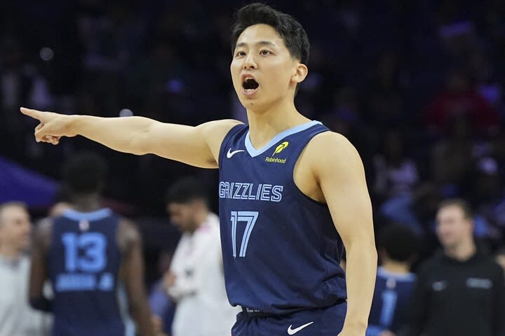 「好感度爆上がり」「超泣かせる」河村勇輝のNBA初得点に歓喜する“スーパースター”にファン注目！「こんなナイスガイだったなんて」