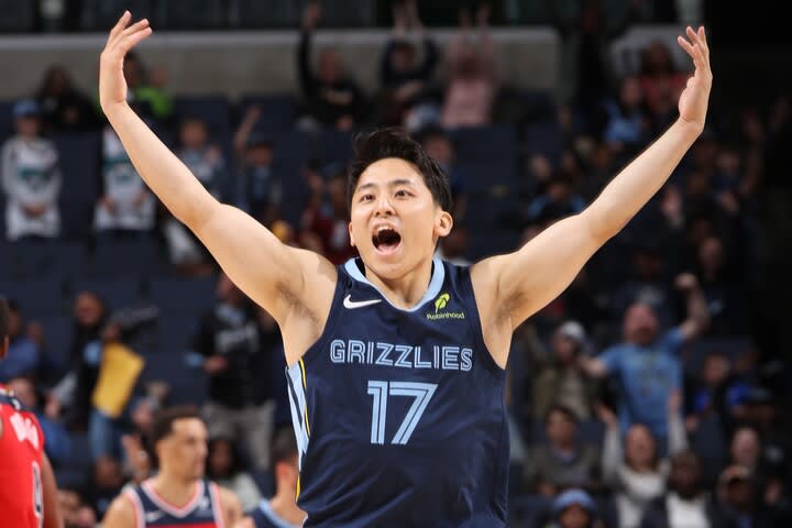 河村勇輝がNBA初３ポイント成功！出場７試合目で初のフィールドゴールに会場も熱狂の渦に＜DUNKSHOOT＞