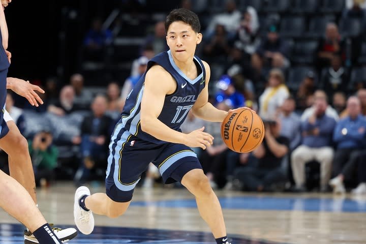 「なんなんだ今のパスは」河村勇輝の技ありアシストに日本代表PGもあ然。NBA初FGとなる３Pシュートも成功させ会場を煽る場面も