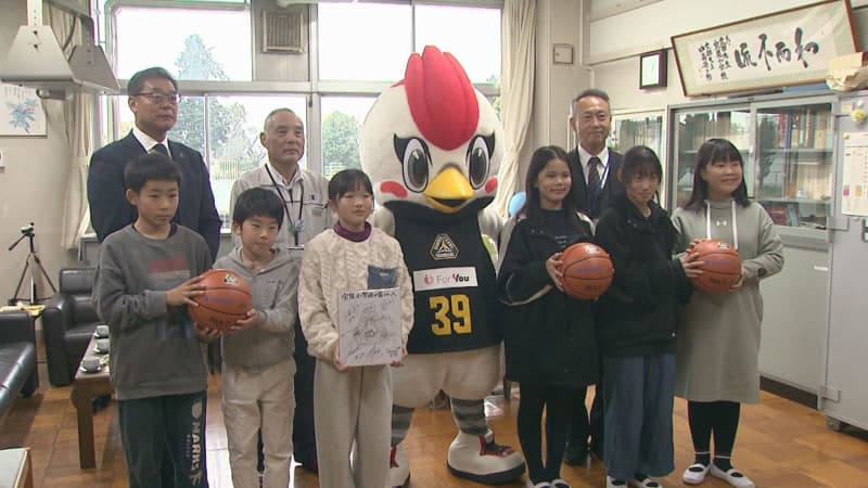 群馬クレインサンダーズが地元太田市の小学校にバスケットボール寄贈