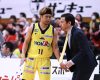 信州ブレイブウォリアーズの石川海斗（左）と勝久マイケルHC